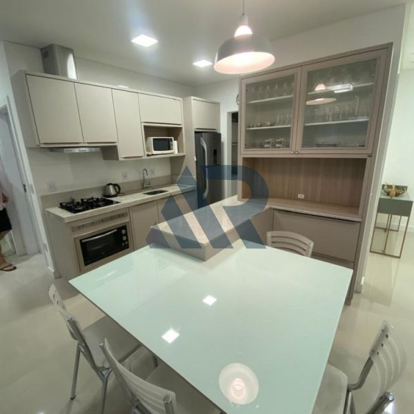 APARTAMENTO COM �TIMA LOCALIZA��O E M�BILIADO 