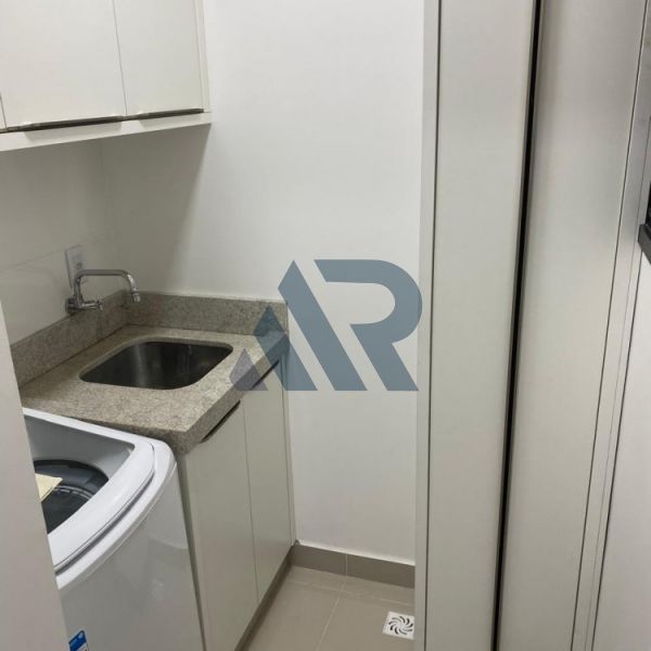 APARTAMENTO COM �TIMA LOCALIZA��O E M�BILIADO 